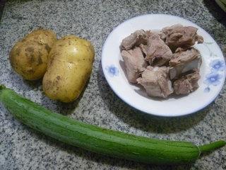 丝瓜土豆排骨汤的做法图解1