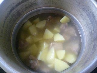 丝瓜土豆排骨汤的做法图解10