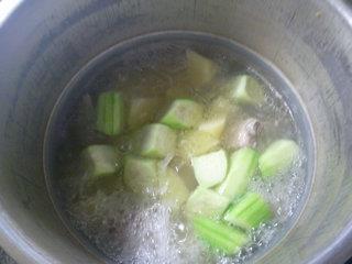 丝瓜土豆排骨汤的做法步骤11