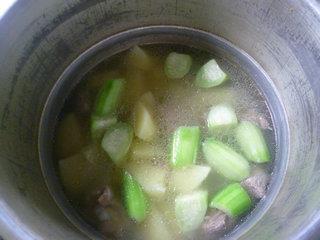 丝瓜土豆排骨汤的做法步骤14