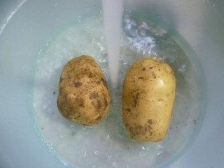 丝瓜土豆排骨汤的做法步骤2