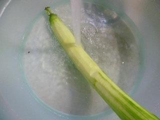 丝瓜土豆排骨汤的做法步骤4