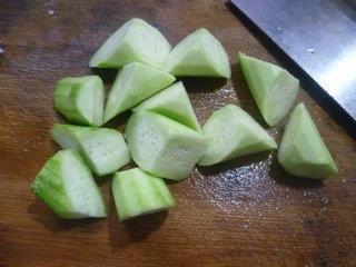 丝瓜土豆排骨汤的做法步骤5