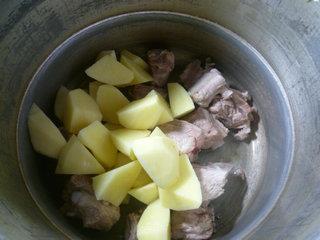 丝瓜土豆排骨汤的做法图解6