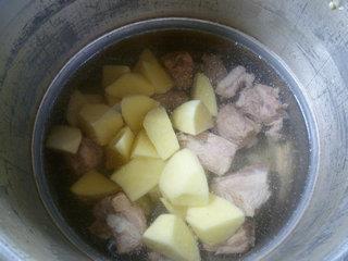 丝瓜土豆排骨汤的做法图解8