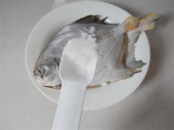 香煎鲳鱼的做法步骤3