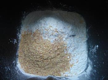 小麦胚芽奶酥面包的做法图解2