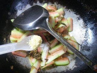 梅干菜炒西瓜皮的做法步骤7