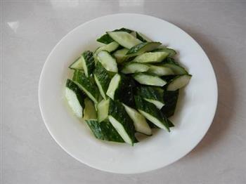 黄瓜拌香干的做法步骤2