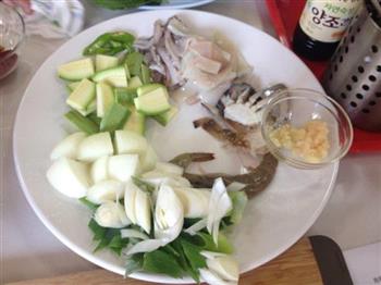 韩国海鲜大酱汤的做法步骤1