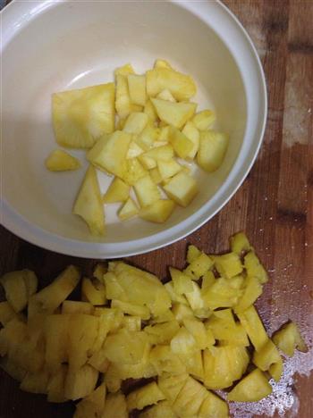 糖水菠萝的做法步骤2