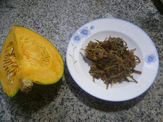 梅干菜炒日本南瓜的做法步骤1