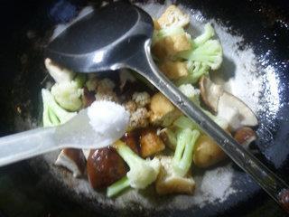 香菇油豆腐炒花菜的做法步骤10