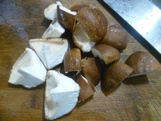 香菇油豆腐炒花菜的做法步骤2