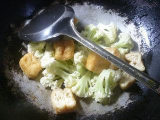 香菇油豆腐炒花菜的做法步骤4