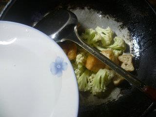 香菇油豆腐炒花菜的做法步骤5