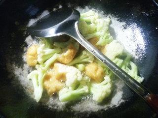 香菇油豆腐炒花菜的做法步骤6