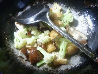 香菇油豆腐炒花菜的做法步骤7