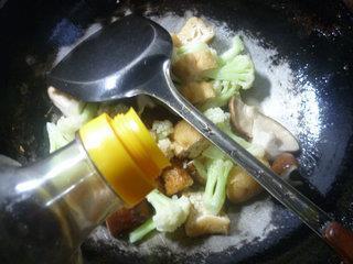 香菇油豆腐炒花菜的做法步骤8