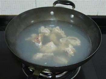 板栗玉米扇骨汤的做法步骤3