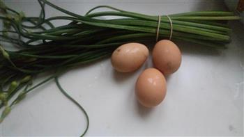韭菜苔炒鸡蛋的做法图解1