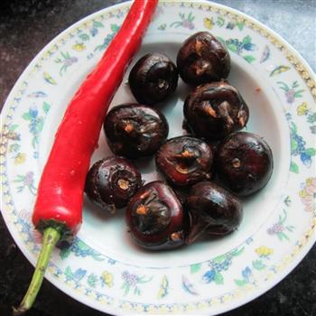 红辣椒荸荠丁的做法图解1