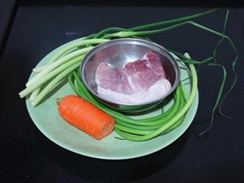 胡萝卜蒜苔炒肉片的做法步骤1
