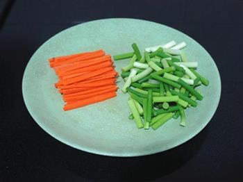 胡萝卜蒜苔炒肉片的做法步骤3