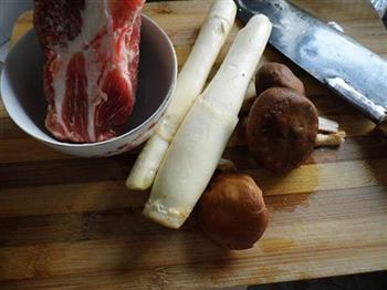 香菇茭白炒肉片的做法图解1