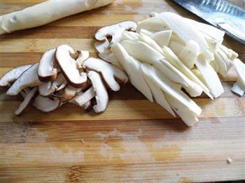 香菇茭白炒肉片的做法图解2