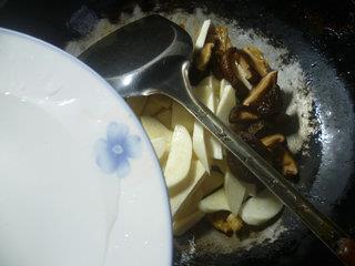 香菇茭白炒面筋的做法步骤8