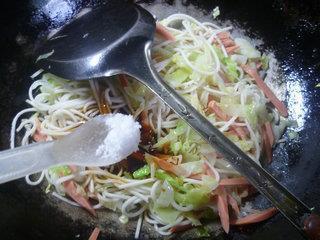 火腿肠圆白菜炒面的做法步骤10