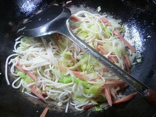 火腿肠圆白菜炒面的做法步骤7