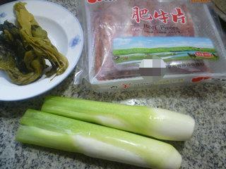 酸菜茭白炒肥牛的做法步骤1