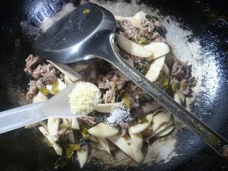 酸菜茭白炒肥牛的做法步骤10