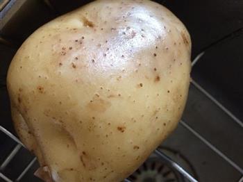 青辣椒煮排骨土豆的做法图解1