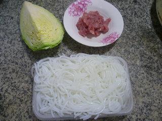 里脊肉圆白菜炒米粉的做法步骤1