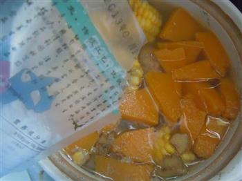 玉米南瓜排骨汤的做法步骤6