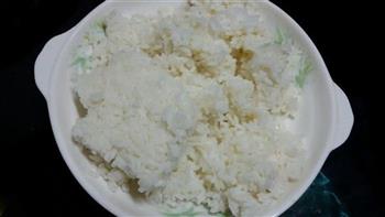 酸菜炒米饭的做法图解1