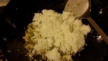 酸菜炒米饭的做法步骤5