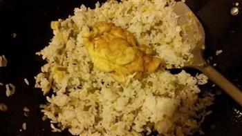酸菜炒米饭的做法步骤6