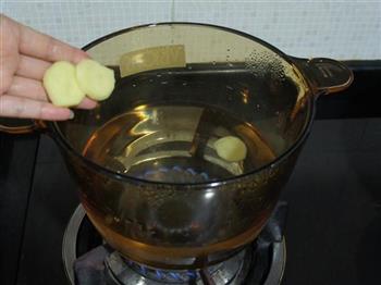 莲藕胡萝卜猪骨汤的做法步骤2