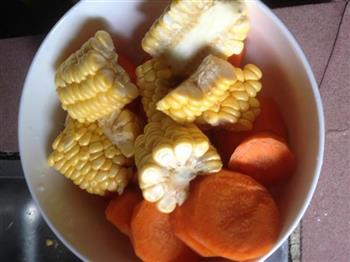 玉米胡萝卜大骨汤的做法步骤2