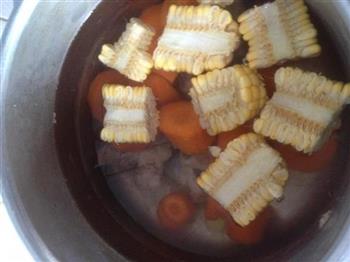 玉米胡萝卜大骨汤的做法步骤3