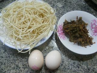 梅干菜鸡蛋炒面的做法步骤1