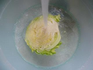 洋葱圆白菜炒面的做法步骤4