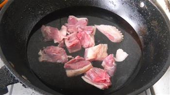 香菇烧鸭肉的做法图解1