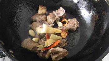 香菇烧鸭肉的做法步骤4