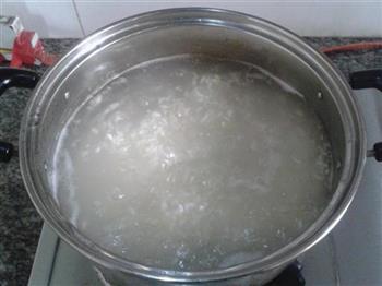 丝瓜皮蛋粥的做法步骤2