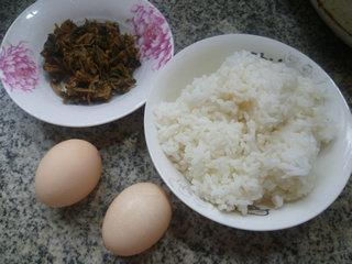 梅干菜鸡蛋炒饭的做法步骤1
